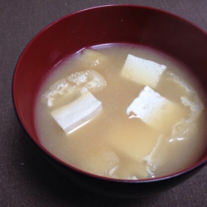 豆腐と油揚げで作りました。
寒い時期にはあっ
たかいお味噌汁が落ち着きますね(*^^*)